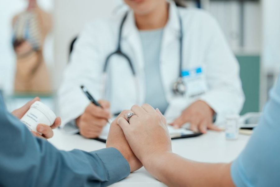 คู่รักกำลังปรึกษาแพทย์ถึงข้อควรปฏิบัติหลังใส่ตัวอ่อนเข้าสู่โพรงมดลูก