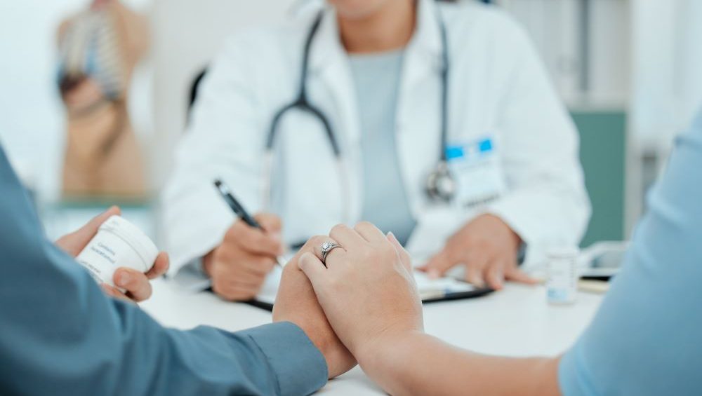คู่สมรสกำลังปรึกษาแพทย์เรื่องการฉีดยากระตุ้นไข่เพื่อเพิ่มโอกาสตั้งครรภ์