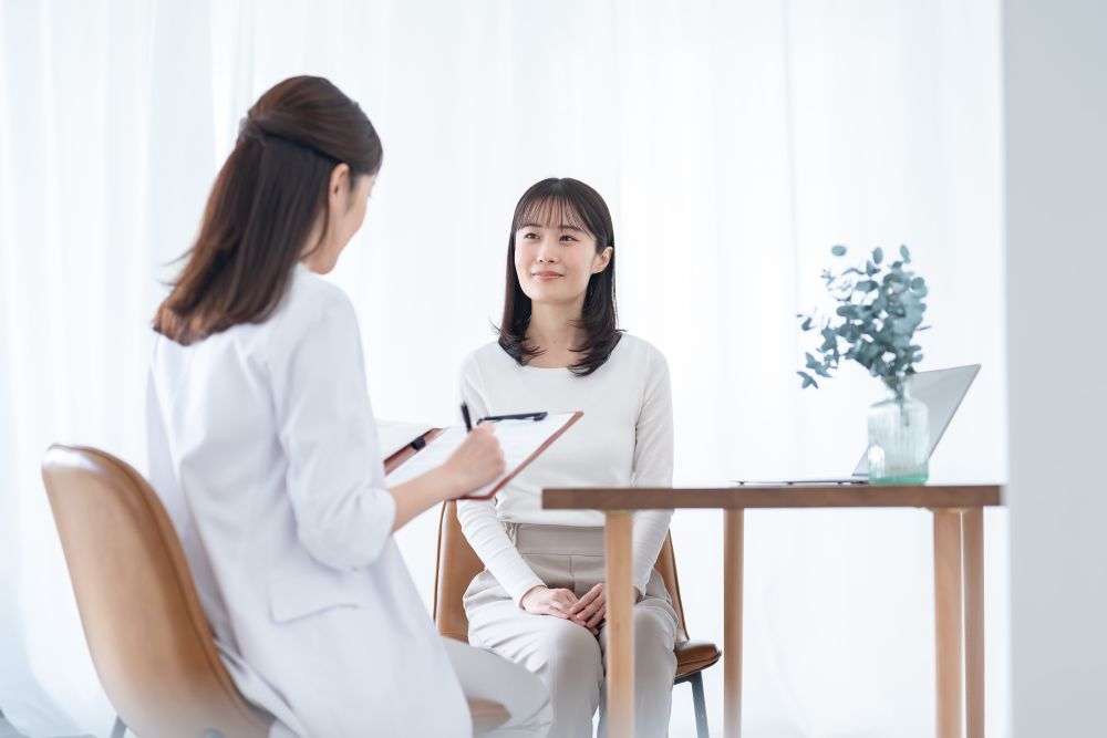 หญิงสาวปรึกษาแพทย์ว่า PCOS หายได้ไหม เพื่อเตรียมพร้อมสำหรับการตั้งครรภ์