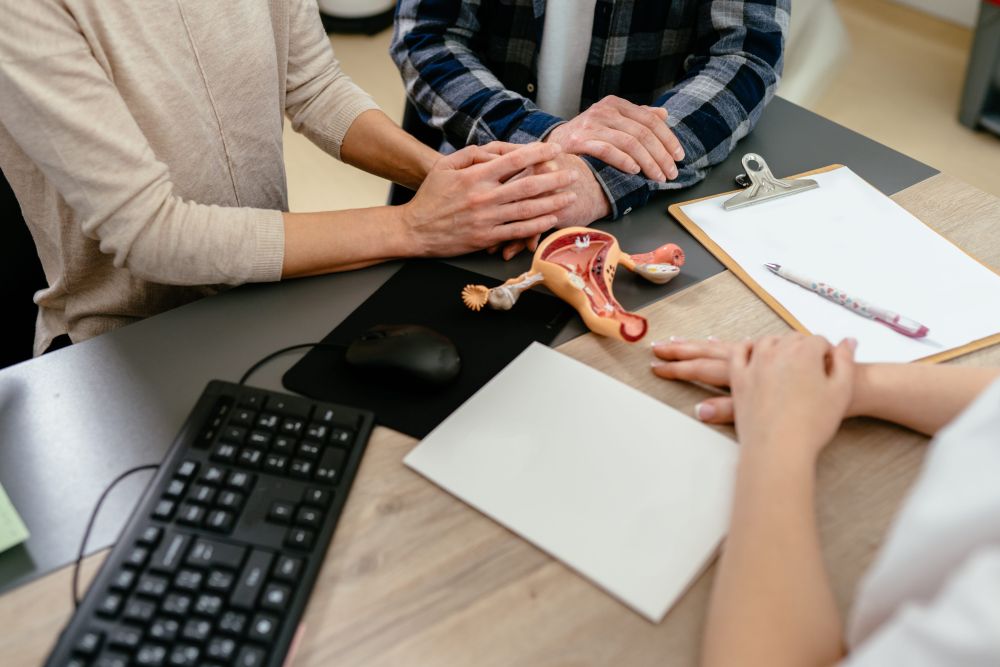 สูตินรีแพทย์ให้คำปรึกษาการรักษาภาวะมีบุตรยากและอธิบายสาเหตุที่ทำ IUI ไม่ติดให้คู่สมรสฟัง
