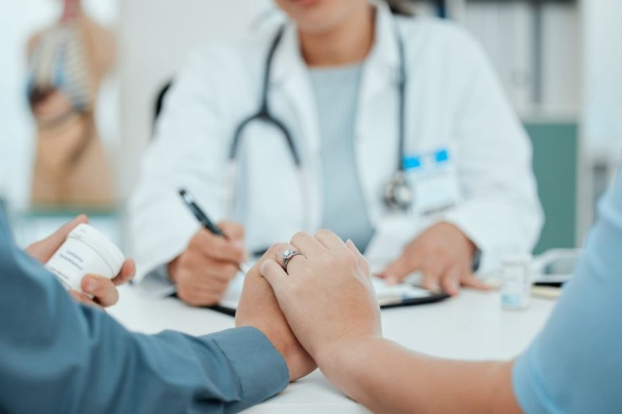 คู่สมรสปรึกษาเกี่ยวกับการทำ IVF ครั้งแรก