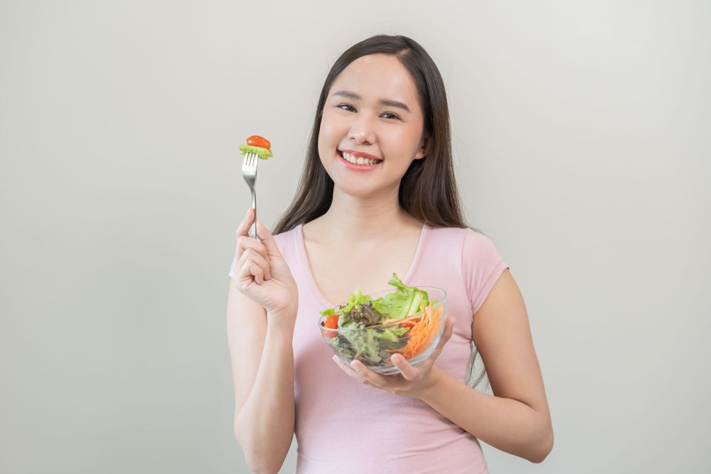 ผู้หญิงกินอาหารมีประโยชน์ เพื่อช่วยบำรุงไข่ในกระบวนการทำเด็กหลอดแก้ว